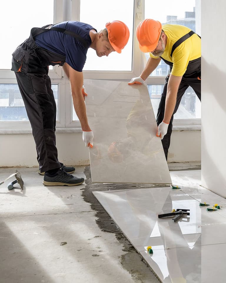 nakładanie płytki wielkoformatowej na posadzkę