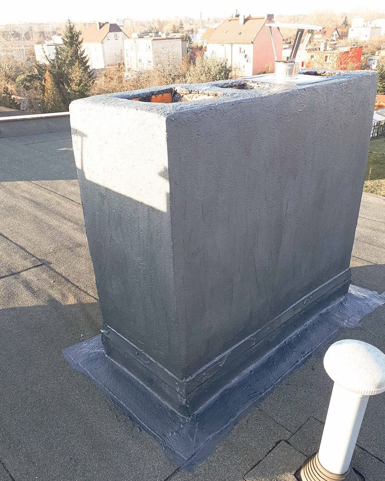 Pomalowany i uszczelniony komin Papą w płynie Megaron Grafitowa.