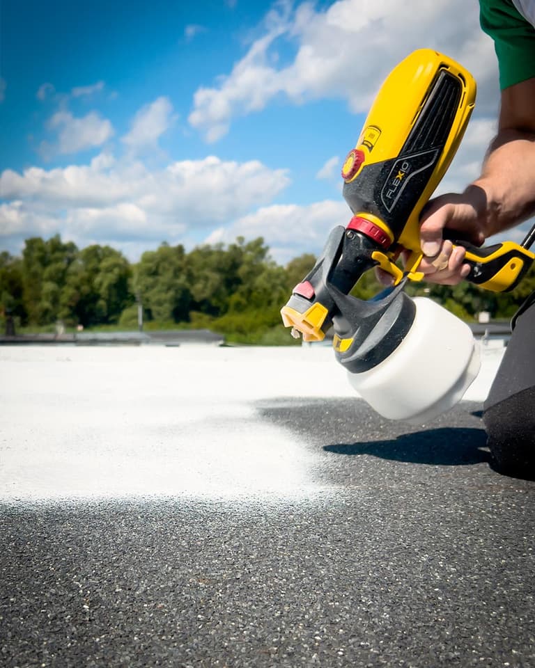 malowanie dachu z Papy na biało natryskiem