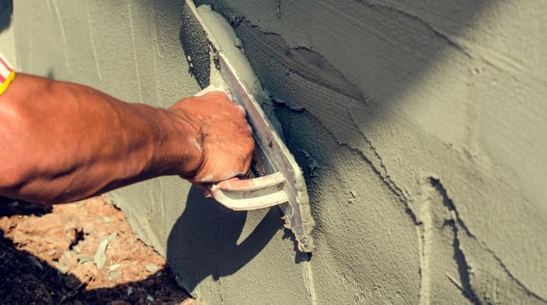 aplikacja tynku na zewnątrz