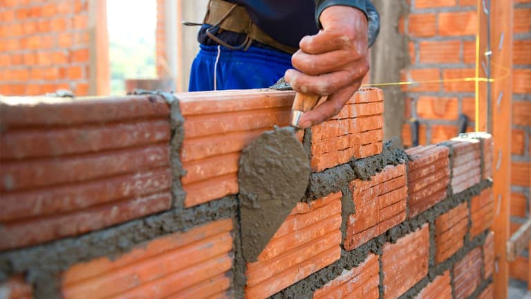 Zaprawa murarska na bazie cementu nakładana przy użyciu kielni