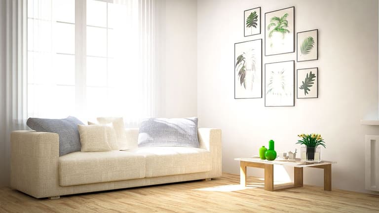 wnętrze po remoncie, białe ściany i biała kanapa